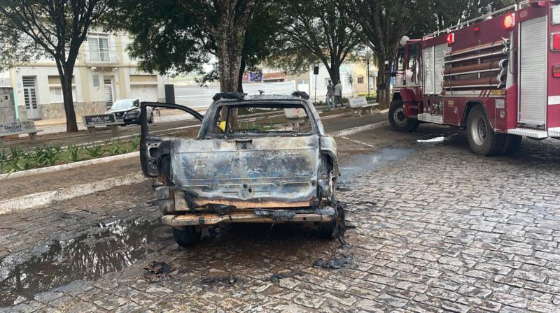 Incêndio em veículo na cidade de Muzambinho foi combatido pelos Bombeiros e Defesa Civil 