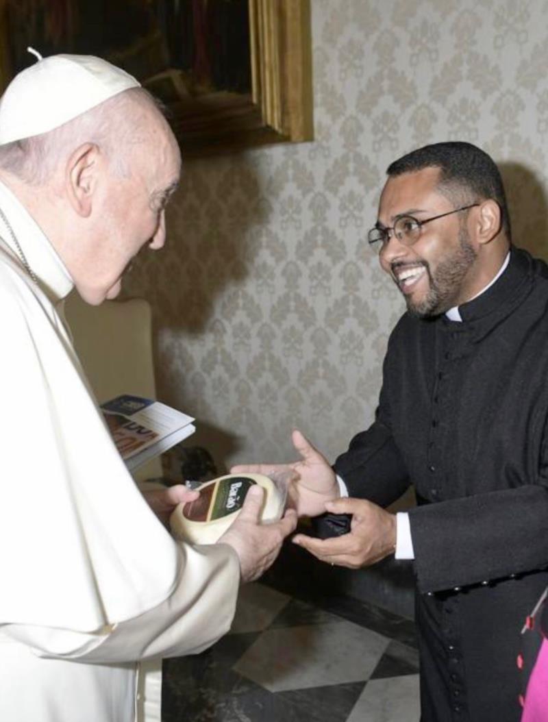 Papa Francisco é presenteado com Queijo Minas Artesanal campeão na ExpoQueijo 