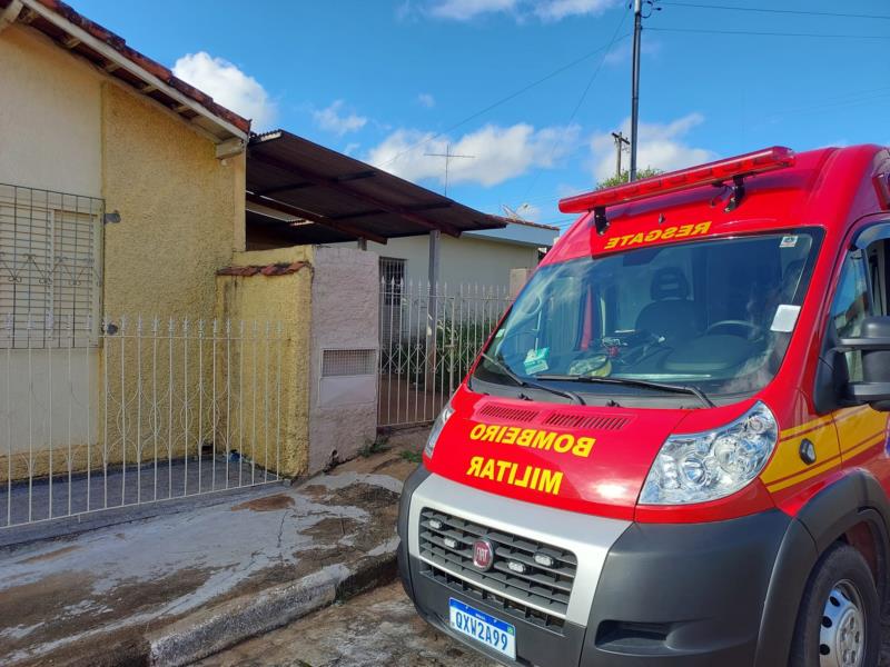 Idoso de 64 anos cai do telhado e é socorrido pelos Bombeiros em Guaxupé 