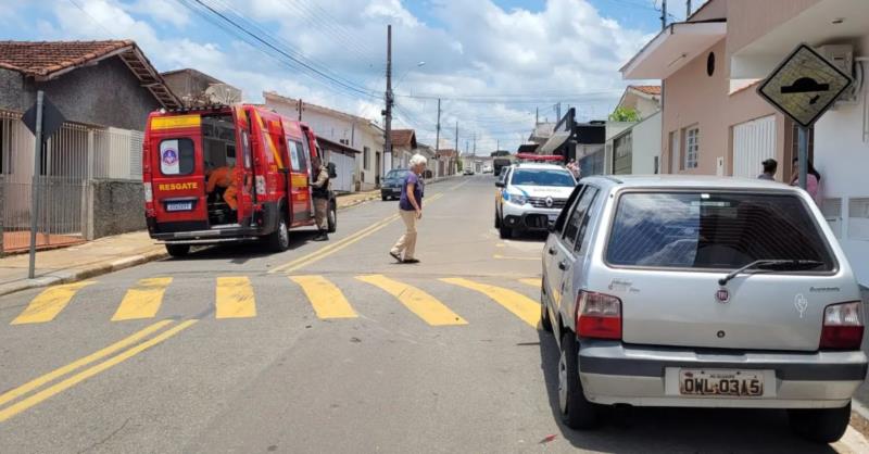 Condutora perde o controle de sua motocicleta e bate em veículo estacionado no Jardim Guaxupé 