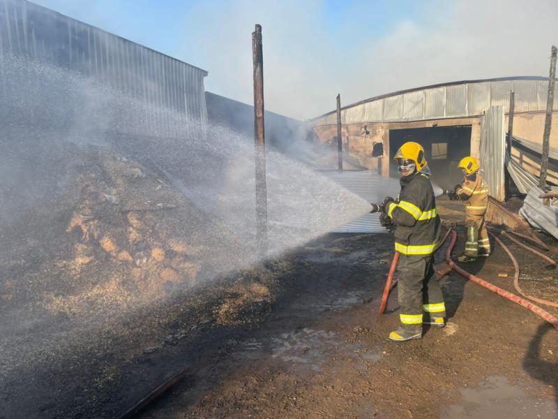 Bombeiros combatem incêndio de grandes proporções em marcenaria de Arceburgo 