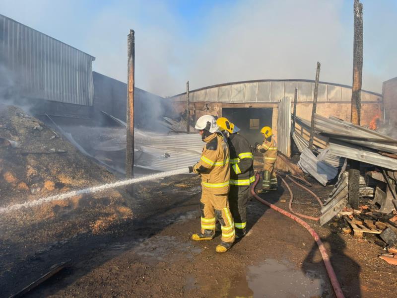 Bombeiros combatem incêndio de grandes proporções em marcenaria de Arceburgo 