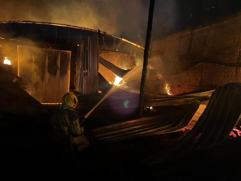 Bombeiros combatem incêndio de grandes proporções em marcenaria de Arceburgo 