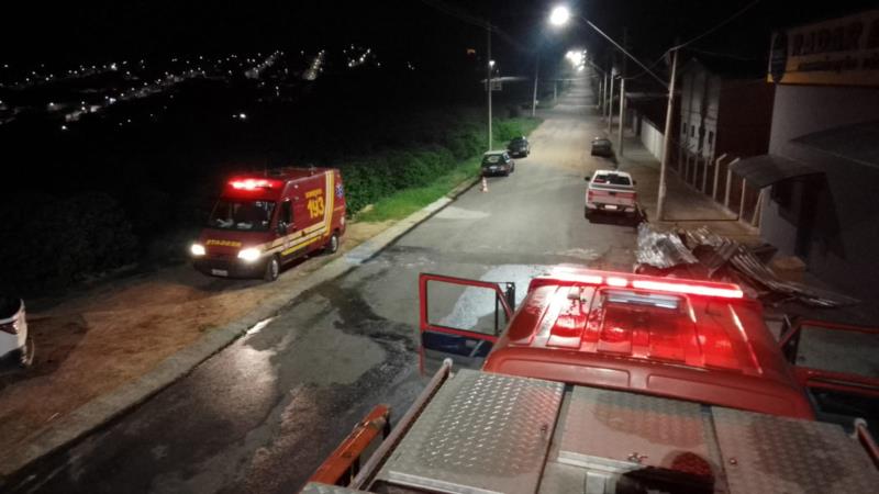 Bombeiros combatem incêndio de grandes proporções em marcenaria de Arceburgo 