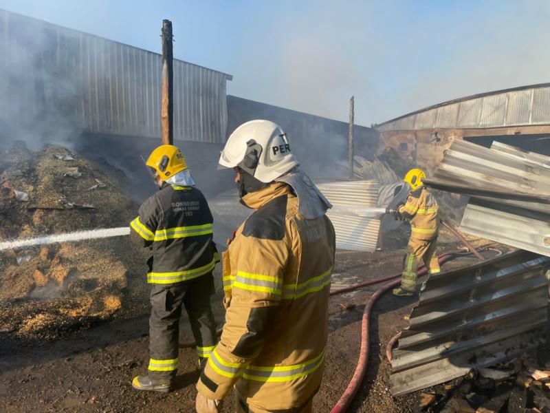 Bombeiros combatem incêndio de grandes proporções em marcenaria de Arceburgo 