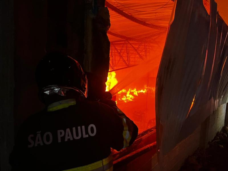 Bombeiros combatem incêndio de grandes proporções em marcenaria de Arceburgo 