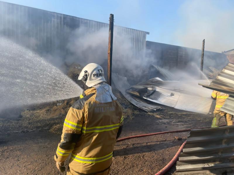 Bombeiros combatem incêndio de grandes proporções em marcenaria de Arceburgo 