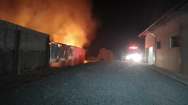 Bombeiros combatem incêndio de grandes proporções em marcenaria de Arceburgo 