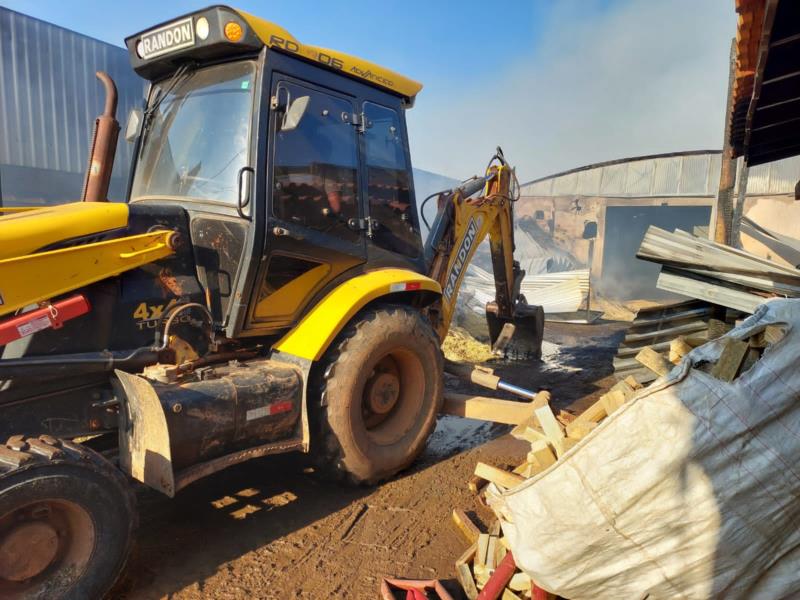 Bombeiros combatem incêndio de grandes proporções em marcenaria de Arceburgo 