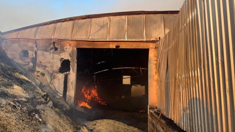 Bombeiros combatem incêndio de grandes proporções em marcenaria de Arceburgo 