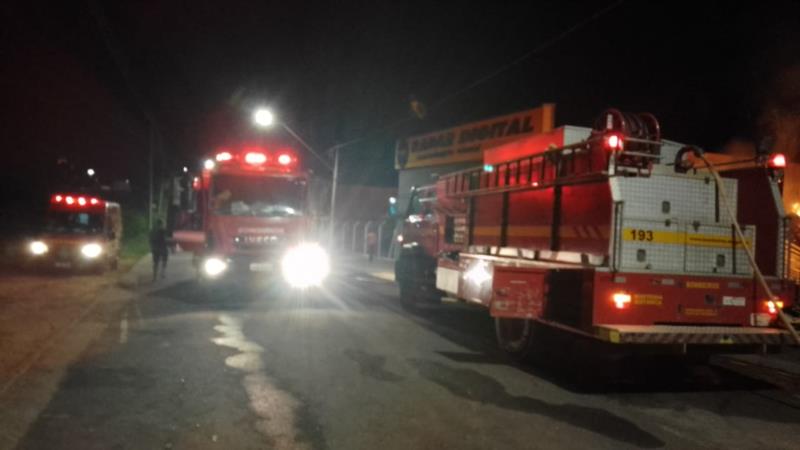 Bombeiros combatem incêndio de grandes proporções em marcenaria de Arceburgo 