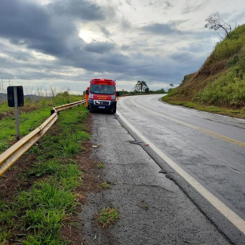 Condutor e passageira ficam feridos em queda de motocicleta na BR-146