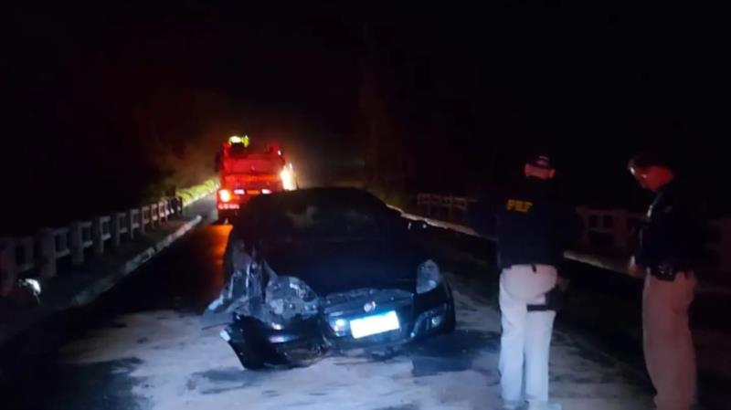 Carro bate em mureta na rodovia BR-146 e deixa condutor ferido 