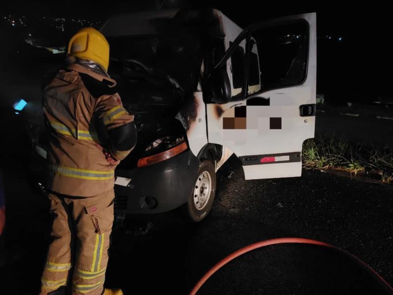 Bombeiros combatem incêndio em veículo no Jardim Ipê, em Guaxupé 