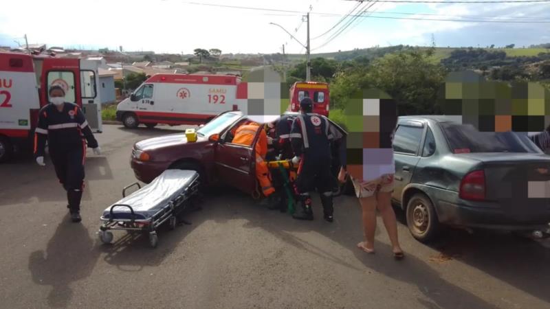 Acidente no Jardim Aeroporto deixa cinco pessoas feridas em Guaxupé