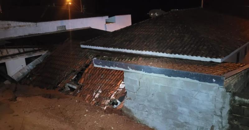 Muro desaba e atinge residência em Muzambinho