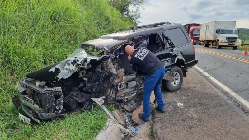 Acidente entre três veículos na MG-050 deixa dois feridos 