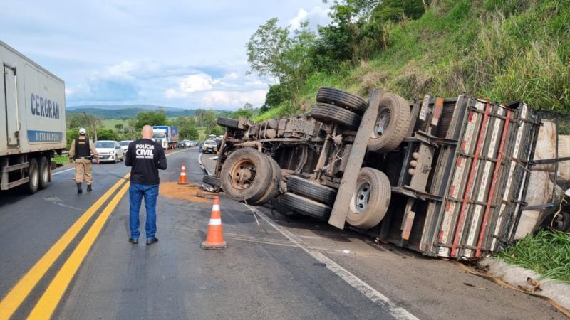 Acidente entre três veículos na MG-050 deixa dois feridos 