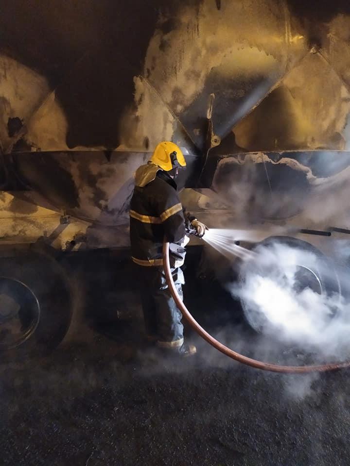 Bombeiros combatem incêndio em carreta na MGC-491, no trevo de Guaranésia 