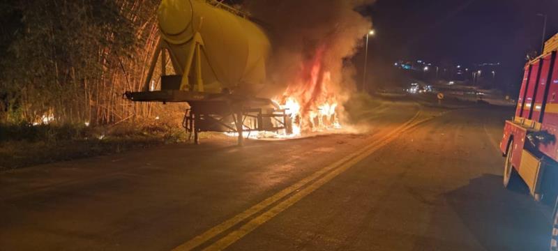 Bombeiros combatem incêndio em carreta na MGC-491, no trevo de Guaranésia 