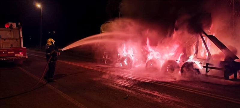 Bombeiros combatem incêndio em carreta na MGC-491, no trevo de Guaranésia 