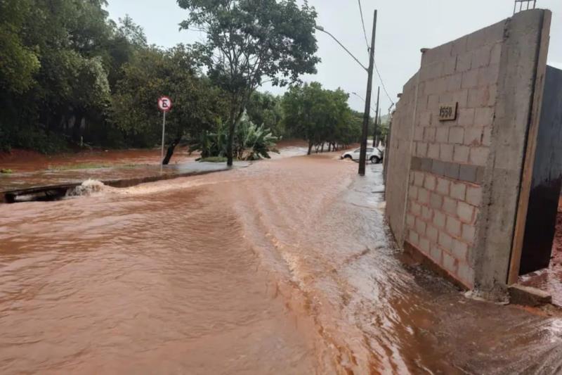 Homem fica ilhado em carro e é resgatado pelos bombeiros após temporal em São Sebastião do Paraíso 