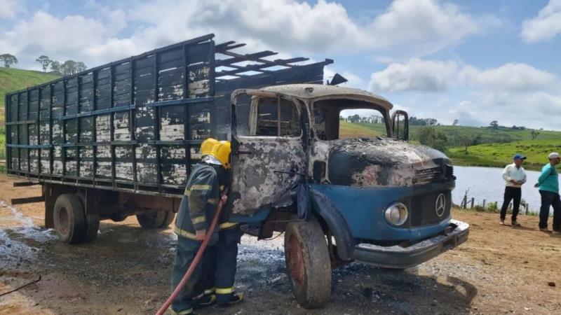 Caminhão boiadeiro pega fogo na zona rural de Juruaia 