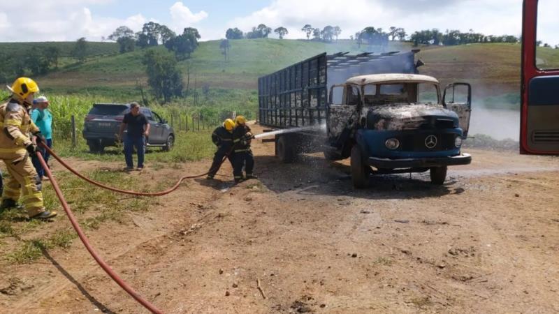 Caminhão boiadeiro pega fogo na zona rural de Juruaia 