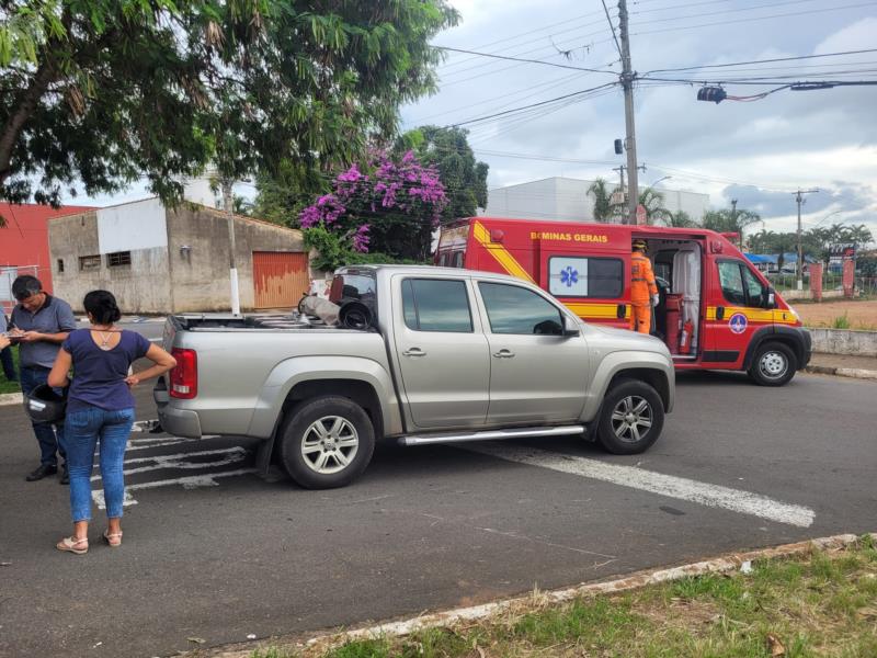 Motociclista fica ferido ao bater sua moto contra a traseira de caminhonete 