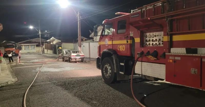 Bombeiros combatem incêndio em veículo em Guaxupé 