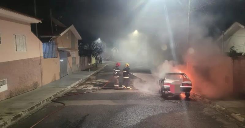 Bombeiros combatem incêndio em veículo em Guaxupé 