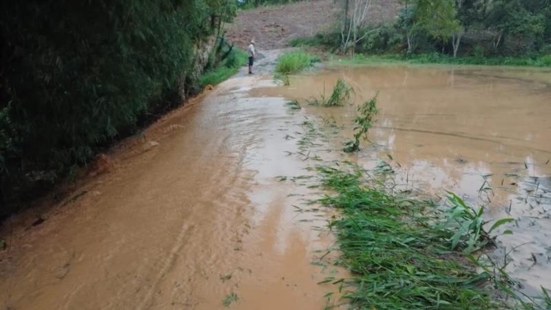 Açude transborda e deságua no Rio Guaxupé 