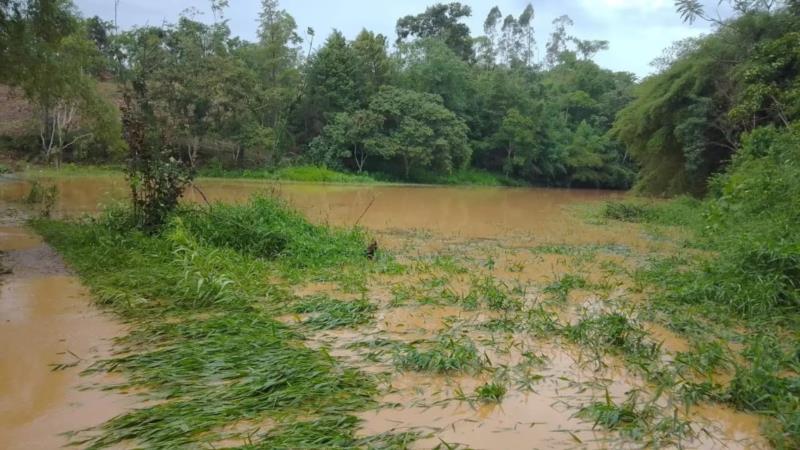 Açude transborda e deságua no Rio Guaxupé 