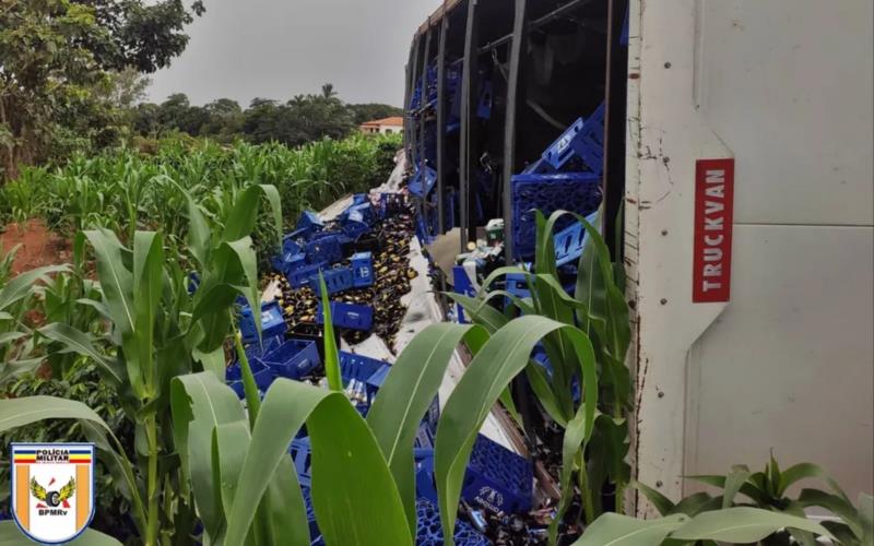 Caminhão carregado com caixas de cerveja tomba na MGC-491, em Monte Belo 