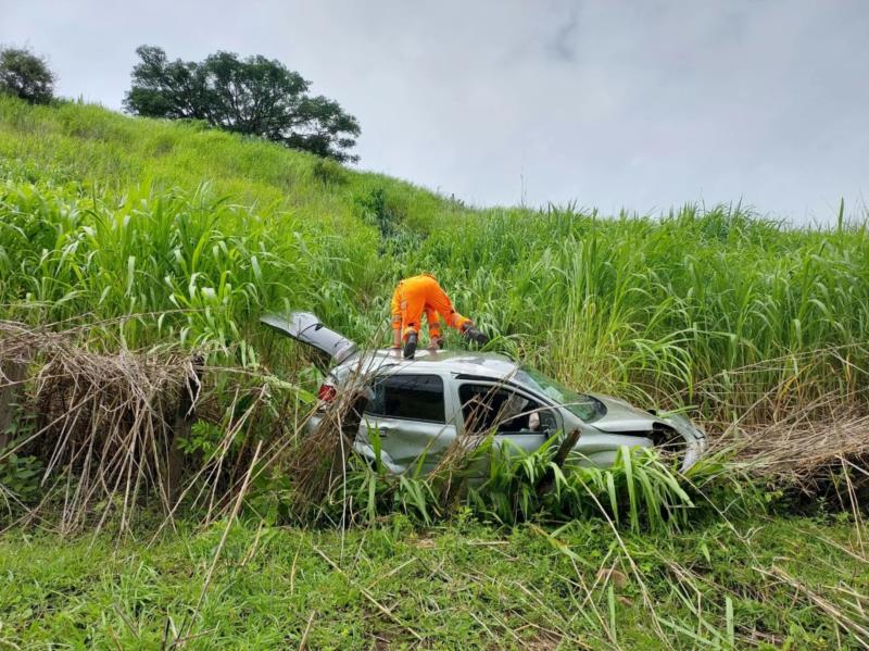 Condutora de 42 anos fica ferida ao capotar carro na BR-146 