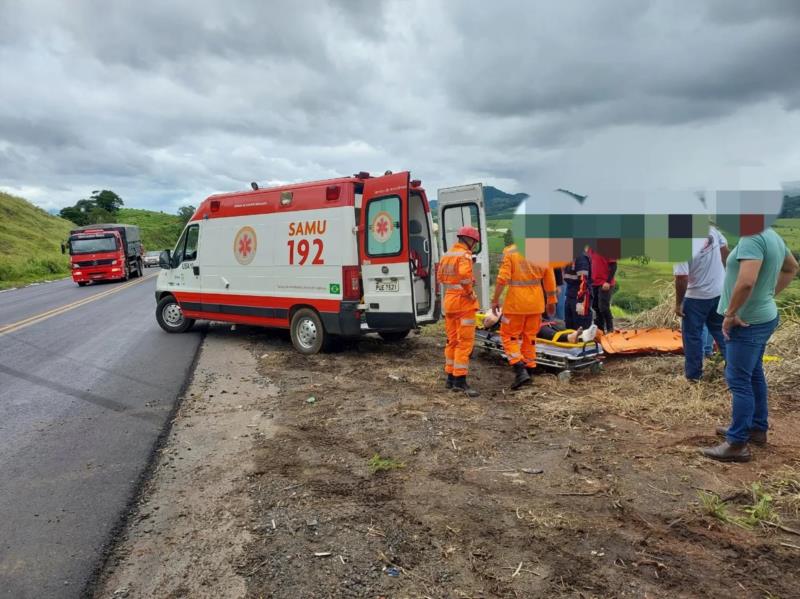 Condutora de 42 anos fica ferida ao capotar carro na BR-146 