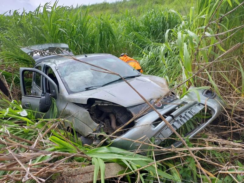 Condutora de 42 anos fica ferida ao capotar carro na BR-146 