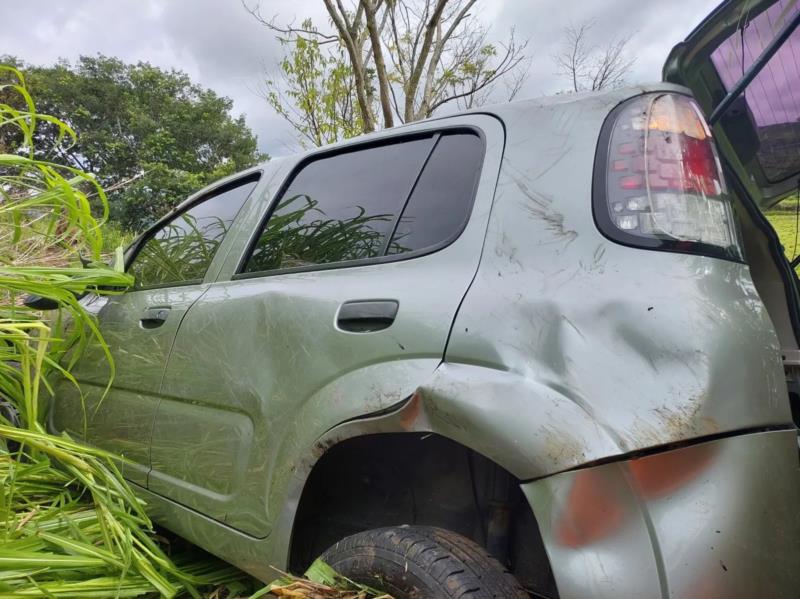 Condutora de 42 anos fica ferida ao capotar carro na BR-146 