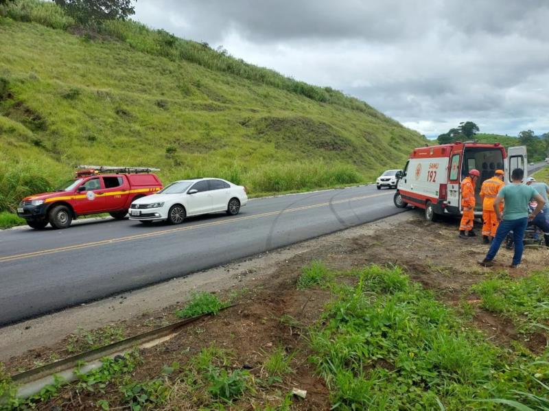 Condutora de 42 anos fica ferida ao capotar carro na BR-146 