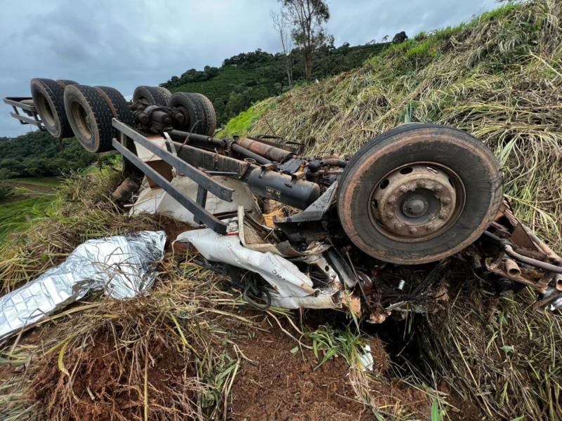 Caminhoneiro de 42 anos perde a vida em acidente de trânsito na BR-146, em São Pedro da União 