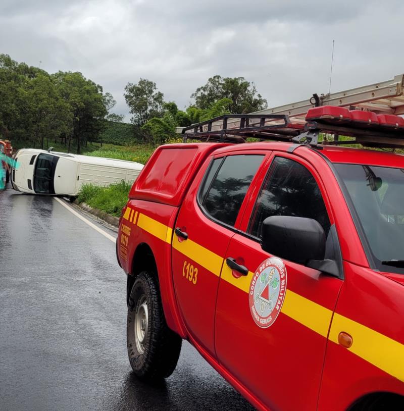 Motorista perde o controle do veículo e capota na BR-146