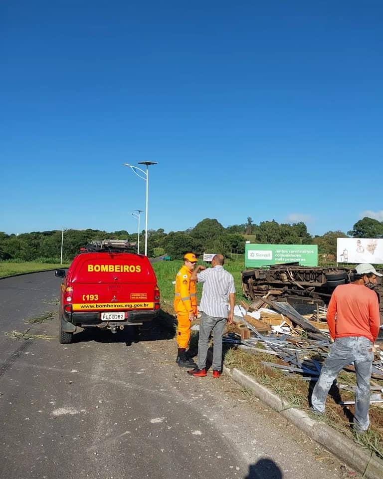 Caminhão perde o freio e colide com veículo na BR-146, deixando dois feridos 