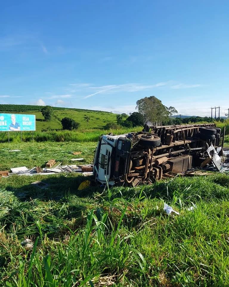 Caminhão perde o freio e colide com veículo na BR-146, deixando dois feridos 