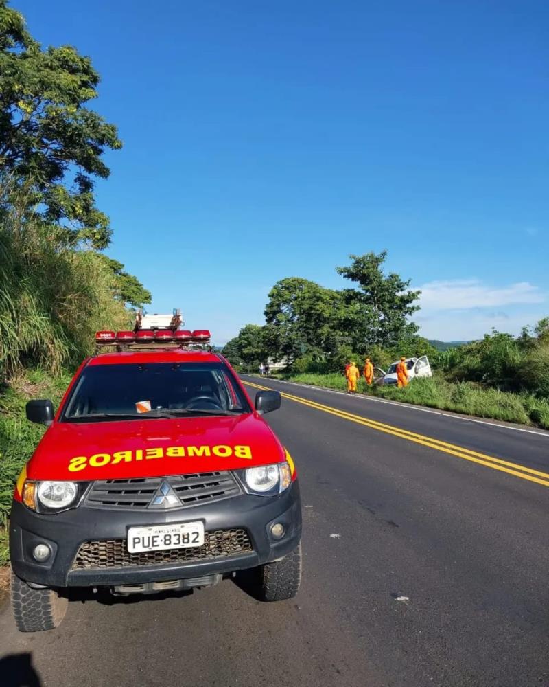 Caminhão perde o freio e colide com veículo na BR-146, deixando dois feridos 