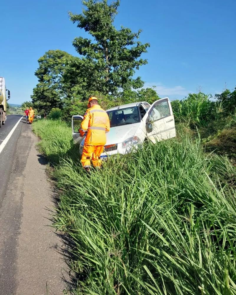 Caminhão perde o freio e colide com veículo na BR-146, deixando dois feridos 