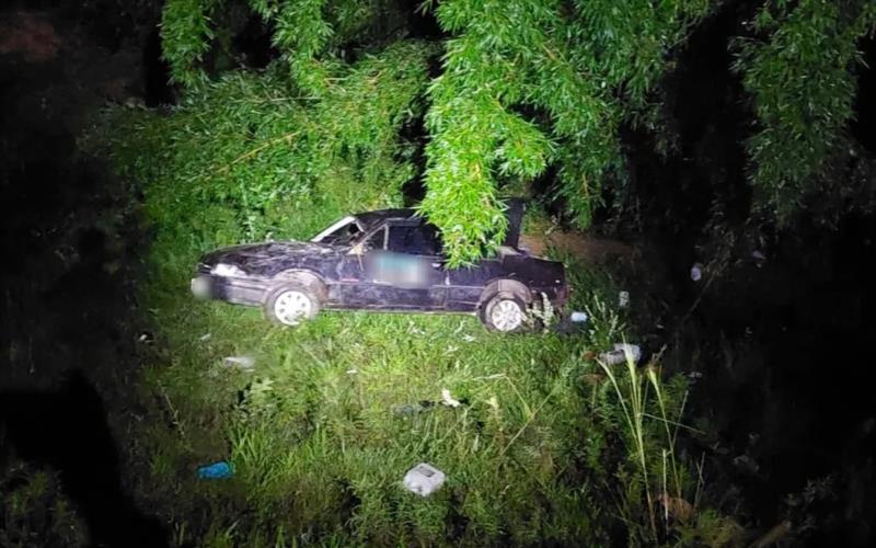 Motorista perde o controle do veículo e carro cai em barranco na MGC-491, próximo ao trevo entre Areado e Monte Belo 