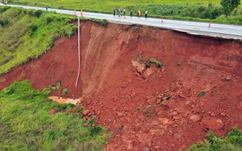 Trecho da MGC-491, entre Paraíso e Monte Santo, foi interditado por deslizamento de terra após fortes chuvas 