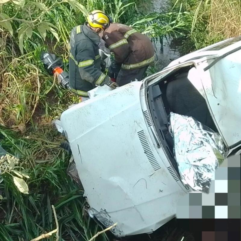 Capotamento em Nova Resende deixa dois mortos e três feridos  