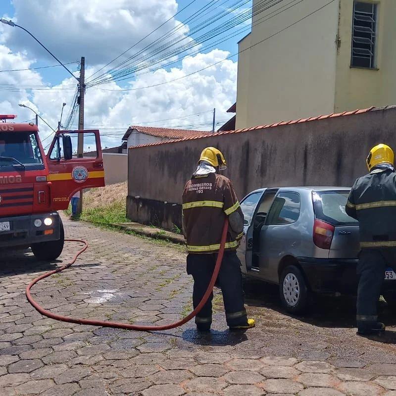 Princípio de incêndio em veículo foi combatido pelos bombeiros em Guaranésia 