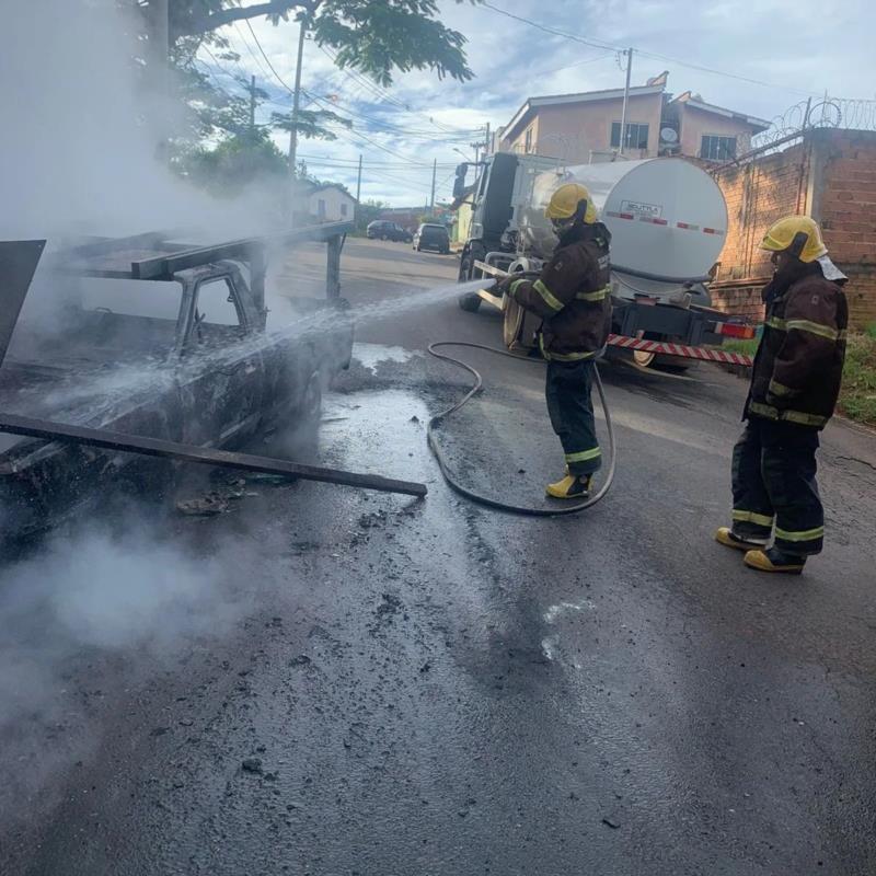 Incêndio deixa veículo destruído em Guaranésia 